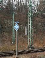 Signal EL 6: Halt fr Fahrzeuge mit angehobenen Stromabnehmer. Der Pfeil darber zeigt, es gilt fr den Abzweig nach rechts. Hier am 12.02.2012 in Betzdorf/Sieg.