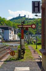 Ein sehr niedriges einflügeliges Form-Hauptsignal (hier auf Hp 0 „Halt!“) als Ausfahrtsignal (in Richtung Limburg/Lahn) am Gleis 1 vom Bahnhof Balduinstein (05.05.2013). 
Oben thront das Schloss Schaumburg.

