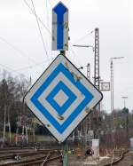 
Signal EL 6: Halt für Fahrzeuge mit angehobenen Stromabnehmer. 
Der Pfeil darüber zeigt, es gilt für geradeaus. Hier am 12.03.2016 in Kreuztal.