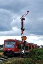 Formsignale/798340/650-109-faehrt-am-formsignal-in 650 109 fährt am Formsignal in Vöhringen ein am 10.07.2009.