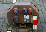 Lichtsignale/763957/schutzsignal---signal-hp-8222halt8220 Schutzsignal - Signal Hp 0 „Halt“ an einem niedrigstehenden Lichtsperrsignal (Schotterzwerg), beim Bahnhof Scheuerfeld (Sieg), Gleis 411 (Fahrtrichtung Betzdorf), kurz vor dem Bahnübergang Bü Km 79,720, hier am 18.01.2022. Diese Zwergsignale werden auch gerne 'Schotterzwerg' genannt.

Bis Dezember 2006 hieß dieses Schutzsignale noch „Sh 0“ mit der Bekanntgabe 18 des Gemeinsamen Signalbuchs entfiel der Begriff Sh 0 als Lichtsignal zum 10. Dezember 2006,  im Zuge einer begrifflichen Vereinheitlichung wurde der Signalbegriff Hp 0, der zuvor nur für Hauptsignale galt, auf Sperrsignale ausgeweitet.

Das Formsignal Sh 0 existiert aber weiterhin. Auch das Signalbild mit zwei parallelen roten Lampen bleibt in bestehenden Stellwerken als Hp 0 erhalten, weil die erforderlichen Schaltungsänderungen als zu aufwendig angesehen werden. Signalbegriff ist kein Schutzsignal mehr, wird aber auch an Sperrsignalen benutzt, da es sich um einen absoluten Haltbegriff (für Zug- und Rangierfahrten) handelt.
