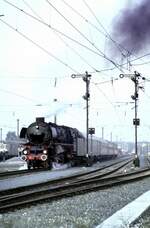 br-0110-db-011-und-012/813639/01-1066-mit-d-zug-bei-der 01 1066 mit D-Zug bei der Parade 150 Jahre Deutsche Eisenbahn in Nürnberg am 14.09.1985.