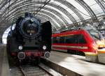 03 001 und daneben der 442 151 stehen in der mittleren Bahnhofshalle im Dresdner Hauptbahnhof, am 19.04.2015.