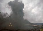   Durch den mächtigen Rauch kann man die Dreizylinder-Güterzug-Dampflokomotive 58 311 der UEF Ulmer Eisenbahnfreunde (ex DR 58 1111-2, ex DR 58 311, ex G 12 Baden 1125), nur nach erahnen.