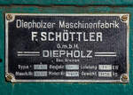 schilder-beschriftungen/755366/fabrikschild-der-diema-feldbahnlok-fabriknummer-1983 Fabrikschild der DIEMA Feldbahnlok Fabriknummer 1983, vom Typ DL 6, als Denkmallok am beim Wodanstolln in Neunkirchen-Salchendorf (28.10.2021).