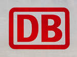 schilder-beschriftungen/761995/das-db-logohier-am-ice-1-8211 Das DB-Logo,
hier am ICE 1 – (Tz 186 „Chur“), Triebkopf 401 086-4 am 27.08.2014 im Hbf Hanau.
