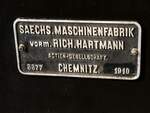 98 001 der Windbergbahn im Technikmuseum in Chemnitz am 19.04.2017. Fabrikschild der Schs. Maschinenfabrik Rich. Hartmann aus Chemnitz.