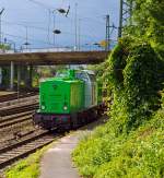   Die V100.02  (98 80 3202 287-9 D-ECCO) der  SETG - Salzburger Eisenbahn Transportlogistik GmbH aus Salzburg, ex DR 110 287-0, ex DR 112 287-8, ex DR und DB 202 287-9 ist am 18.08.2014 beim Bahnhof
