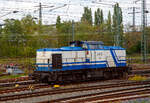 Die D&D 1702 bzw. 203 130-0 (92 80 1203 130-0 D-DUD) der D&D Eisenbahngesellschaft mbH (Hagenow), ex DB 202 602-9, ex DR 112 602-8, ex DR 110 602-0, steht am 30.04.2022 beim Bahnhof Hamm (Westf.). Aufnahme aus dem Zug heraus.

Die Diesellok eine DR V 100.1 wurde 1973 von LEW (VEB Lokomotivbau Elektrotechnische Werke „Hans Beimler“, Hennigsdorf) unter der Fabriknummer 13920 gebaut und als DR 110 602-0 an die Deutsche Reichsbahn ausgeliefert. 1984 erfolgte bereits eine Remotorisierung/Umbau im Bw Meiningen und die Umzeichnung in DR 112 602-8. Zum 01.01.1992 erfolgte die Umzeichnung in DR 202 602-9 und zum 01.01.1994 dann DB AG. Die Ausmusterung bei der DB erfolgte 1999. Im Jahre 1998 ging sie an die SFZ - Schienenfahrzeugzentrum Stendal. Von der ALS - ALSTOM Lokomotiven Service GmbH in Stendal erfolgte dann 2002 der Umbau gem Umbaukonzept  BR 203.1  in die heutige 203 130-0. Im Jahr  2007 wurde sie an die D&D Eisenbahngesellschaft mbH (Hagenow) verkauft.
