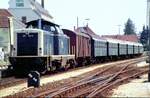 211 154-0 mit Umbauwagen in Krumbacham 24.07.1983. Es soll der letzte Zug im Regeleinsatz in dieser Zusammensetzung gewesen sein.