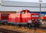 br-212-db-v10020/458798/die-714-003-1-eigentlich-laut-nvr-nummer Die 714 003-1 (eigentlich laut NVR-Nummer 92 80 1212 235-6 D-DB) der DB Netz Notfalltechnik, ex DB 714 235-9, ex DB 214 235-4, ex DB 212 235-6, ex DB V 100 22357, ist am 05.10.2015 beim DB Werk Fulda abgestellt und konnte vom Bahnsteig fotografiert werden. Es ist eine Lokomotive für einen Rettungszug (RTZ) bzw. Tunnelrettungszug auch Tunnelhilfszug (TuHi). Die V 100.20 wurde 1965 bei MaK in Kiel unter der Fabriknummer 1000282 gebaut und als V 100 2235 an die Deutsche Bundesbahn ausgeliefert. Umzeichnung in 212 277-8 erfolgte 1968, der Umbau zur Rettungszuglok und die Umzeichnung in DB 214 235-4 erfolgte 1991, Umzeichnung in DB 714 235-9 erfolgte 1994 und dann 1996 in 714 003-1. Sie trägt aber die NVR-Nummer 92 80 1 212 235-6 D-DB.

Diese umgebauten Loks sind wende- und doppeltraktionsfähig und unter anderem mit Video- und Wärmebildkameras, Fern- und Breitenscheinwerfern, gelben Rundumkennleuchten und Tunnelfunk (800-MHz-Band) ausgerüstet. Mit den technischen Sichthilfen soll der Zug auch bei Sichtbehinderungen durch Rauch und Nebel gezielt gesteuert werden können.

Die Dieselloks an jedem Zugende behielten zunächst ihre Nummer als Baureihe 212 und wurden dann nicht zuletzt wegen ihrer umfangreichen Sonderausstattung ab 01.01.89 als separate Baureihe 214 geführt. Schließlich wurden sie mit Wirkung vom 31.10.94 entsprechend dem Status des gesamten Zuges als Bahndienstfahrzeuge eingestuft und erhielten die Baureihenbezeichnung 714. Auch als Baureihe 714 liefen sie zunächst mit ihrer ursprünglichen Ordnungsnummer, die sie bereits als Baureihe 212 trugen. Erst ab dem 01.08.96 wurden sie dann fortlaufend nummeriert. 

Insgesamt sind drei Reserveloks vorhanden, von denen zwei erst nachträglich umgebaut und in die Baureihe 714 eingereiht wurden (1996: 714 014-8; 1997: 714 015-5). Dadurch wird gewährleistet, dass auch bei erforderlichen Untersuchungen einzelner Loks immer alle Rettungszüge einsatzbereit sind. Dieser turnusmäßige Wechsel führt allerdings auch dazu, dass an den Zügen immer wieder andere Loks zu finden sind.