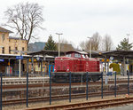 br-212-db-v10020/500849/oh-was-rauscht-denn-da-vorbeidie 
Oh was rauscht denn da vorbei....
Die purpurrote DB 212 093-9 (92 80 1 212 093-9 D-DB), ex V 100 2093, fhrt am 26.03.2016 durch den Bahnhof Neuenmarkt-Wirsberg in Richtung Hof. (Aufnahme aus dem Deutschen Dampflokomotiv-Museum heraus.)

Die V 100.20 wurde 1964 von MaK in Kiel 1966 unter der Fabriknummer 1000229 gebaut und als V 100 2093 an die Deutsche Bundesbahn geliefert. Zum 01.01.1968 erfolgte die Umzeichnung in DB 212 093-9. Im Jahr 2008 wurde sie modernisiert und fhrt heute fr die DB Fahrwegdienste GmbH.
