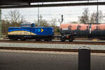 Die 212 247-1 (92 80 1212 247-1 D-EVB) der EVB - Eisenbahnen und Verkehrsbetriebe Elbe-Weser GmbH steht am 11 März 2024 mit einem Kesselwagenzug im Bahnhof Sande (Friesland).