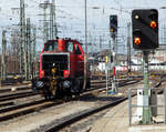 
Vom Bahnsteig aus im Hbf Nrnberg konnte ich am 28.03.2016 noch gerade die an die DB Regio AG vermietete 214 017-6 (92 80 1214 017-6 D-ALS) der Alstom Lokomotiven Service, ex DB 212 069-9, ex DB V 100 2069, erwischen.    

Die ursprngliche DB V 100.20 wurde 1963 von MaK in Kiel unter der Fabriknummer 1000205 gebaut und als V 100 2069 an die Deutsche Bundesbahn geliefert. Mit der Einfhrung des EDV-Nummernschema erfolgte zum 01.01.1968 die Umzeichnung in DB 212 069-9, so fuhr sie bis zur Ausmusterung bei der DB zum 18.12.2001. 

Im Jahr 2002 ging sie an ALS - ALSTOM Lokomotiven Service GmbH in Stendal, wo sie 2009 gem Umbaukonzept BR 214 umgebaut und als 214 017-6 (92 80 1214 017-6 D-ALS) bezeichnet wurde. Von 2009 bis 2016war sie an die DB Regio AG - Regio Mittelfranken vermietet. Seit November 2016 fhrt sie nun als V100-SP-027 fr die SLG - Spitzke Logistik GmbH in Grobeeren, ob als Mietlok oder Eigentum ist mir z.Z.  noch unbekannt. 

Das Umbaukonzept BR 214
Ab November 2006 wurde von Alstom und der Gmeinder Lokomotivfabrik Mosbach ein Modernisierungskonzept fr die Lokomotiven der ehemaligen Baureihe V 100 der DB entwickelt. Auf der Transport & Logistik Mnchen im Juni 2007 wurde der Prototyp 214 001 prsentiert, beschriftet als 212 197 der Nordbayerischen Eisenbahn (NBE). Die Bauartzulassung durch das Eisenbahnbundesamt wurde am 20. Mai 2008 erteilt, zugleich die Bezeichnung als Baureihe 1214 im EBA-Fahrzeugregister festgelegt. Fr den Umbau werden nur die Rahmen und Drehgestelle bisheriger V 100 nach Aufarbeitung weiterverwendet. Der Aufbau wird durch Neuteile unter Beteiligung der Firma Gmeinder im Alstom-Werk Stendal hergestellt. Angetrieben werden die Loks vom neuen Caterpillar-Motor 3508 BSC (970 kW). Bisher wurden 36 Fahrzeuge umgebaut.


TECHNISCHE DATEN:
Spurweite: 1.435 mm (Normalspur)
Achsfolge:  B´B´
Lnge ber Puffer: 12.300 mm (12.500 ber Rangierkupplung)
Drehzapfenabstand: 6.000 mm
Drehgestellachsstand: 2.200 mm
Grte Hhe ber SOK: 4.260 mm
Breite: 3.100 mm
Treibraddurchmesser:  950 mm (neu) / 870 mm (abgenutzt)
abgenutzt
Dienstgewicht: 61 t
Hchstgeschwindigkeit: 100 km/h
Motor: Caterpillar V-8-Viertakt-Dieselmotor mit Turboaufladung und Ladeluftkhlung, vom Typ CAT 3508 B SC
Motorhubraum: 	34,5 l (Bohrung 170 mm x Hub 190 mm)
Motorgewicht: ca. 4.300 kg
Motornenndrehzahl : 1.800/min
Motorleistung:  970 kW
Antriebsleistung:  957 kW
Max. Anfahrzugkraft: 177 kN
kleinster befahrbarer Gleisbogen: 100 m
