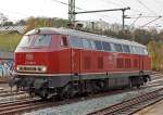 Die schne altrote 215 086-0 (eigentlich 225 086-8) der RE - Rheinische Eisenbahn rangiert am 31.03.2014 im Bahnhof Betzdorf/Sieg.

Die V 163 wurde 1971 bei MaK unter der Fabriknummer 2000091 und an die DB ausgeliefert, 2001 ging sie an die DB Cargo AG und wurde in 225 086-8 umbezeichnet, ob sie die Dampfheizung behaten hat kann ich nicht genau sagen. Mit der Ausmusterung bei der nunmehrigen DB Schenker Rail Deutschland AG im Jahr 2011 erfolgte auch der Verkauf an die RE - Rheinische Eisenbahn, hier wurde sie wieder in den Auslieferzustand zurckversetzt und trgt nun wieder die Bezeichnung 215 086-0 ist aber weiter einer 225er (NVR-Nummer 92 80 1225 086-8 D-EVG).