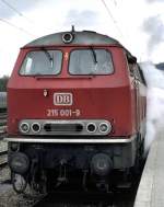 Das bunte Leben der 215 001-9, in Auslieferungsfarbe in Ulm im Mai 1980. Noch ist der Dampfkessel für die Wagenheizung eingebaut und die Diesellok dampft gleich einer Dampflok. (Diascan)