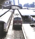 br-215-br-225-v-163-und-umbau/835243/215-003-5-mit-personenzug-in-lindau 215 003-5 mit Personenzug in Lindau am 15.08.1978.