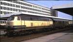 br-216-v-160/835618/216-180-0-mit-personenzug-in-braunschweig 216 180-0 mit Personenzug in Braunschweig am 28.08.1988. Der erste Wagen ist ein BDyg 533 Umbauwagen mit Gepäckraum.