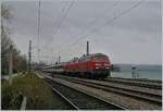 Diesellokklassiker: Zwei DB 218 Dieselloks verlassen mit ihre EC von Zürich nach München den Bahnhof von Lindau.