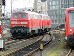 218 464-6 und 218 481-0 setzen sich in Ulm an den EC nach Lindau am 30.11.2013.