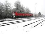 218 499-2 und 218 mit IC Allgäu fahren bei heftigem Schneefall durch Vöhringen am 08.12.2021. Die 218 499-2 sollte schon lange in Ruhestand sein, nach einer Aufarbeitung versieht die Lok ihren Dienst.