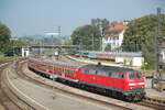 br-218-v-164-2/786366/218-493-5-mit-nahverkehrszug-in-lindau 218 493-5 mit Nahverkehrszug in Lindau; auf dem hinteren Gleis steht abgestellt eine SBB Re 4/4 II mit SBB-D-zug am 30.08.2008.
