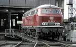 br-218-v-164-2/801674/218-002-4-bei-einer-fuehrung-in 218 002-4 bei einer Führung in Regensburg am 12.07.1981.