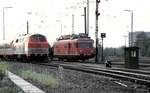 218 137-8 mit City-Bahn Zug und Farbgebung; der 702 Turmtriebwagen kommt, um die Oberleitung, die zu Beginn der Jubiläumsparade von der 120 beschädigt wurde zu reparieren. 150 Jahre Deutsche Eisenbahn am 14.09.1985.