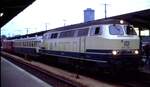 br-218-v-164-2/835620/218-418-2-schleppt-einen-515-und 218 418-2 schleppt einen 515 und 815 in Augsburg am 25.06.1982.