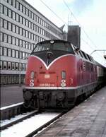 220 062-4 mit Nahverkehrszug in Braunschweig am 14.02.1983.
