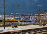 br-220-db-v-2000/771626/hier-in-italien-sind-sie-noch Hier in Italien sind sie noch im Einsatz, die ex DB V 200.0 (BR 220)....
Zwei D220 der GCF Generale Costruzioni Ferroviarie S.p.A. sind am 26.03.2022 vor einem Bauzug im Bahnhof Bozen (Stazione di Bolzano). 

Vorne die D 220.049 ER, bei der RFI registriert als IT RFI 270743-4, in Italien werden Diesellos im Baudienst als 270xxx registriert. Sie ist die 1956 bei der Krauss-Maffei AG in München-Allach unter der Fabriknummer 18293 gebaute und an die Deutsche Bundesbahn als gelieferte V 200 049 (später DB 220 049-1). Bereits 1982 über einen Händler nach Italien an die Ferrovia Suzzara-Ferrara (heute zur Ferrovie Emilia Romagna S.r.l.), wo sie bis 2006 als D 220.049 ER (92 83 2220 049-6 I-FER). Nun ist sie im Bauzugdienst bei der Italienischen Firma  GCF - Generale Costruzioni Ferroviarie S.p.A..

Bei der hintere Lok konnte ich leider keine Nummer sehen/erkennen, aber es ich auch eine bei Krauss-Maffei gebaute ex DB V 200.0. Die GCF besitzt 9 dieser ex DB V 200.0, alle wurden von Krauss-Maffei gebaut.
