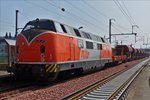 br-221-db-v2001/519229/-rts-diesellok-221105-schiebt-den . RTS Diesellok 221.105 schiebt den Schotterzug durch den Bahnhof von Mersch. 08.04.2015
