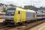 
Die an die Nord-Ostsee-Bahn GmbH (NOB) vermietete ER 20-001 / 223 001-9 (92 80 1223 001-9 D-DISPO) der Mitsui Rail Capital Europe GmbH (MRCE Dispolok GmbH, ehem. Siemens Dispolok GmbH) steht am 16.06.2015 mit dem eingefahrenem NOB 81716 von Westerland(Sylt) im Bahnhof Hamburg-Altona.

Die Siemens ER20 der Eurorunner-Serie (auch als „Hercules“ bekannt) wurde 2003 von Siemens in München unter der Fabriknummer 21025 gebaut.


TECHNISCHE DATEN:
Achsformel:  Bo’Bo’
Spurweite:  1435 mm (Normalspur)
Länge über Puffer:  19.275 mm
Breite:  2.870 mm
Drehzapfenabstand:  10.362 mm
Drehgestellachsabstand:  2.700 mm
Kleinster bef. Halbmesser:  100 m
Dienstgewicht:  80 t
Höchstgeschwindigkeit:  140 km/h
Installierte Leistung:  2.000 kW
Motorentyp:  Common Rail System
Motorbauart:  MTU 16 V 4000 R41
Nenndrehzahl:  600 - 1.800/Minute
Leistungsübertragung:  dieselelektrisch
Tankinhalt:  2800 l