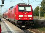 br-245-traxx-p160-de-me-2/824398/245-036-mit-re-dosto-zug-nach 245 036 mit RE Dosto-Zug nach Lindau-Reutin in Laupheim West am 25.09.2021.
