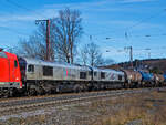 Nochmals im Detail...
Die beiden Class 66 (EMD JT42CWR) RheinCargo DE 670 (92 80 1266 070-2 D-RHC) und die DE 672 (92 80 1266 072-8 D-RHC) geschleppt von der RHC 2056 bzw. 185 588-1 (91 80 6185 588-1 D-RHC, die am 20.03.2021mit den beiden Class 66 und einem Kesselwagenzug, durch Rudersdorf (Kr. Siegen) über die Dillstrecke (KBS 445) in nördlicher Richtung fährt.

Lebensläufe der Loks:
Die beiden EMD JT42CWR (auch bekannt als Class 66) wurde 2003 von EMD (Electro-Motive Division eine Tochter von General Motors) gebaut, die RHC DE 670 (92 80 1266 070-2 D-RHC), ex HGK DE 170, unter der Fabriknummer 20028453-3 und die DE 672 (92 80 1266 072-8 D-RHC), ex HGK DE 172, unter der Fabriknummer 20028453-5. Eigentümer und Vermieter der beiden Class 66 ist die Beacon Rail Leasing Ltd in London, bis zum Verkauf zum 01.01.2007 war  es die HSBC Rail Ltd., London.