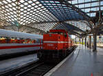 Die RheinCargo DE 84 (98 80 0272 022-1 D-RHC), ex HGK DE 84, eine MaK DE 1002, am 14.05.2022 im Hauptbahnhof Kln.