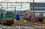 Die an die LOCON Benelux B.V. (Zwolle) vermietete 272 404-5 (92 80 1272 404-5 D-LBL) der Alpha Trains Belgium steht am 03.10.2015 mit einem Güterzug bei Sittard (NL). Bild aus dem Zug heraus. 