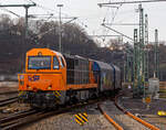 Die KSW 43 (92 80 1273 018-2 D-KSW), die asymmetrische Vossloh G 2000 BB der KSW (Kreisbahn Siegen-Wittgenstein) fhrt am 09.02.2023, mit ihrem Coilzug (VTG Coilwagen der Gattung Shimmns-ttu), von Betzdorf (Sieg) ber Siegen, Dillenburg und Haiger nach Herdorf, was einem Umweg von ber 62 km bedeutet. (Aufnahme vom Bahnsteig 106)

Eigentlich wrde der Zug hier auf die KBS 462 – Hellertalbahn abbiegen und er wre in 7,2 km am Ziel. Aber die Hellertalbahn bleibt, nach dem Felssturz am 23.12.2022 in Herdorf bis voraussichtlich zum kleinen Fahrplanwechsel am 09. Juni 2023 gesperrt. Ein weiterer Nachteil ist das die Strecke Haiger – Herdorf nur die Streckenklasse CE hat und zudem sehr Steigungsreich ist. Die 7,2 km lange Strecke Betzdorf – Herdorf hat die Streckenklasse D4, so knnen die Coilwagen auch nur abgelastet zugestellt werden.

Nochmal einen lieben Gru an den netten Lokfhrer zurck.

Zudem habe ich es hier nicht verstanden, warum der KSW-Zug erst auf den Regionalverkehr warten musste bevor es weiter ging. Denn der Zug knnte doch ohne Halt durchfahren.
