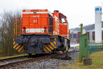 br-275-mak-g-1206/486542/die-wle-51-92-80-1275 
Die WLE 51 (92 80 1275 106-3 D-WLE) 'Kreis Warendorf' (Westflische Landes-Eisenbahn) eine MaK G 1206 steht am 24.03.2016 am dem Werksanschlu der Salzgitter Mannesmann Precision GmbH in Burbach-Holzhausen.

Die Lok wurde 2002 bei Vossloh unter Fabriknummer 1001150 gebaut. 

Die Lokomotive MaK G 1206 ist eine dieselhydraulische Lokomotive, die von der Maschinenbau Kiel (MaK), ehemals DWK - Deutsche Werke Kiel, entwickelt wurde. MaK wurde 1998 von Vossloh gekauft und firmiert seither als Vossloh Locomotives.

Technische Daten der WLE 51
Spurweite: 1.435 mm
Achsfolge : B´B´
Lnge ber Puffer: 14.700 mm
Drehzapfenabstand: 7.200 mm
Drehgestellachsabstand: 2.400 mm
grte Breite: 3.080 mm
Hhe ber Schienenoberkante: 4.220 mm
Raddurchmesser neu: 1.000 mm
kleinster befahrbarer Gleisbogen: 60 m
Dienstgewicht: 87,3 t
Kraftstoffvorrat: 3.500 l

Motor:
Caterpillar 12 Zylinder 4-Takt Dieselmotor mit Abgasturbolader und Ladeluftkhlung vom Typ 3512B DI TA mit einer Leistung von 1.500 kW bei1.800 U/min

Strmungsgetriebe: Voith L5r4zU2
Hchstgeschwindigkeit 100 km/h
max. Schleppgeschwindigkeit : 80 km/h
kleinste Dauerfahrgeschwindigkeit: 10 km/h

Die MaK G 1206 ist im schweren Rangier- und Streckendienst einsetzbar. Sie wurde 1997 zum ersten Mal gebaut und ist nach Deutschland, sterreich, der Schweiz, Luxemburg, Italien, Spanien, den Niederlanden und nach Frankreich verkauft worden. Allein 23 Lokomotiven fahren als BB 61000 bei der SNCF, davon sechs mit MTU-Motor (Die G 1206 gibt es wahlweise mit Caterpillar- oder MTU-Motor).

Eine Weiterentwicklung der MAK 1206 ist die Vossloh G 1700 BB. In erster Linie wurde dabei der Rahmen so gendert, dass die Vossloh Standarddrehgestelle verwendet werden konnten. Motorisiert wurden die Loks mit dem MTU 12V 4000 R20 mit einer unvernderten Leistung von 1500 kW.

Bei der G 1700-2 BB dagegen handelt es sich um eine komplette Neuentwicklung. Die G 1206-2 ist hingegen eine fr den Rangierdienst modifizierte Version der ursprnglichen G 1206. Sie ist mit Caterpillar-Motoren mit lediglich 920 kW und entsprechend kleineren Voith-Getrieben ausgestattet. Ihre Hchstgeschwindigkeit ist auf 50 km/h reduziert worden.