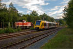 br-275-mak-g-1206/709803/am-fruehen-abend-des-20082020-im 
Am frühen Abend des 20.08.2020 im Bahnhof Herdorf: 
Während die WLE 53 'Kreis Soest' (92 80 1275 505-6 D-WLE), eine MaK G 1206 der Westfälische Landes-Eisenbahn GmbH aus Lippstadt, mit ihrem leeren Güterzug (Schwerlastwagen), auf Gleis 4 noch Hp 0 hat, fährt auf Gleis 2 der VT 507 (95 80 1648 107-8 D-HEB / 95 80 1648 607-7 D-HEB) ), ein Alstom Coradia LINT 41 der neuen Generation, der HLB (Hessische Landesbahn GmbH, als RB 96 'Hellertalbahn' nach Neunkirchen (Siegerland) in den Bahnhof.