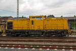 br-293-umbau-aus-dr-v-100/761684/seitenportrait-derv-15003-ex-dr-110 Seitenportrait der.....
V 150.03, ex DR 110 961-0, ex DB 710 961-4, der SGL Schienen-Güter-Logistik GmbH ist am 02.08.2014 mit einem Bauzug (Materialförder- und Siloeinheiten) beim Bahnhof Siershahn (Westerwald) abgestellt.

Die V 100.5  wurde 1983 von LEW  (VEB Lokomotivbau Elektrotechnische Werke „Hans Beimler“ Hennigsdorf)  unter der Fabriknummer 17310 gebaut und als DR 110 961-0 in Dienst gestellt, 1992 Umzeichnung in DR 710 961-4 und zum 01.01.1994 in DB 710 961-4. Die Ausmusterung bei der DB erfolgte 1996 und sie ging zur DGT (Deutsche Gleis- und Tiefbau GmbH, Berlin) als 710 963-4 wo sie bis 1999 im Einsatz war. 

Im Jahr 1999 erfolgte dann der Umbau bei Regental Fahrzeugwerkstätten GmbH gemäß Umbaukonzept BR 293 der ABB Daimler Benz Transportation GmbH. Im Jahr 2000 kam sie dann zur GSG Knape Gleissanierung GmbH, Kirchheim (Muttergesellschaft der SGL) als V 150.01 und 2008 zur  SGL Schienen Güter Logistik GmbH, Dachau als V 150.01 und so hat sie nun die NVR-Nummer 92 80 1293 507-0 D-SGL.

Die Baureihe 293:
ABB Daimler Benz Transportation (ADtranz) hat zwischen 1995 und 2002 insgesamt 59 ehem. DR V 100 Loks umfassend modernisiert. Sie erhielten die neue Baureihenbezeichnung BR 293. Die Modernisierung umfaßt u.a. die Aufarbeitung von Lokrahmen, Vorbauten, Führerhaus und Strömungsgetriebe. Der alte KVD Motor (Hersteller: VEB Kühlautomat Berlin-Johannistal) wird gegen einen Caterpillar oder MTU Motor getauscht, die Druckluftanlage wird erneuert, ebenso die elektrische Steuerung. Neu ist eine hydraulisch angetriebene Kühlanlage. 

Technische Daten:
Achsanordnung: B'B'
Spurweite: 1.435 mm
Länge über Puffer: 14.240 mm
Breite: 3.140 mm
Drehzapfenabstand: 7.000 mm
Gesamtachsstand: 9.300 mm
Höchstgeschwindigkeit: 100 km/h
Motor: 12-Zylinder-4-takt-Dieselmotor mit Turbolader und Ladeluftkühlung vom Typ CAT 3512 DI-TA
Motoren Hersteller: Zeppelin Baumaschinen GmbH Achim (b.Bremen)
Hubraum 51,8 Liter ( 170 mm Bohrung / 190 mm Hub)
Gewicht des Motors: 6.537 kg
Leistung:  1050 kW / 1428 PS bei 1800 U/min