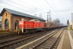   Die remotorisierte V90 der DB Schenker Rail Deutschland AG 294 800-8 (98 80 3294 800-8 D-DB), ex DB 294 300-9, ex DB 290 300-3, kommt am 05.12.2015, mit einem leeren Coilzug (leere