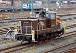 br-360-362-364-ex-260-db-v-60-leichte-bauart/488260/die-362-798-1-98-80-3362 
Die 362 798-1 (98 80 3362 798-1 D-HSL) der HSL-LOGISTIK GmbH (Hamburg) ist am 27.03.2016 beim Hbf Hof (Oberfranken) abgestellt.
Die V 60 der leichten Ausfhrung wurde 1960 von Henschel in Kassel unter der Fabriknummer 30087 gebaut und an die Deutsche Bundesbahn als DB V 60 789 geliefert, zum 01.01.1968 erfolgte dann die Umzeichnung in DB 260 798-4. Ihre weiteren Nummerierungen waren dann DB 360 798-3 und 1996 nach dem Umbau auf Funksteuerung in DB 364 798-9.

Im Jahr 2001 erfolgte bei der DB Fahrzeuginstandhaltung GmbH im Werk Cottbus ein Umbau und Remotorisierung, so wurde sie nun zur DB 362 798-1 bis sie 2011 ausgemustert und an die Railsystems RP GmbH verkauft wurde. Bis sie 2014 zur HSL Logistik GmbH ging.