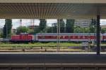 DB: Bahnaufnahmen einmal anders. Die Rangierlok 363 209-8 bemhte sich am 23. Juni 2015 in Basel Badischer Bahnhof um den Autozug Hamburg-Lrrach. 
Foto: Walter Ruetsch 