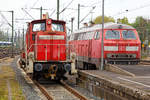 br-361-363-365-ex-261-db-v-60-schwere-bauart/558203/die-363-117-3-98-80-3363 
Die 363 117-3 (98 80 3363 117-3 D-DB) der DB Cargo Deutschland AG, abgestellt am 06.05.2017 beim Hauptbahnhof Hannover.

Die V 60 der schweren Bauart wurde 1963 von MaK in Kiel unter der Fabriknummer  600432 gebaut und als V 60 1117 an die Deutsche Bundesbahn geliefert, mit Einführung EDV-Nummern erfolgte zum 01.01.1968 die Umzeichnung in DB 261 117-6. Im Jahr 1987 wurden die Loks der Baureihe V 60 als Kleinlok eingestuft und so erfolgte die Umzeichnung in DB 361 117-5. Die Einstufung als Kleinlok sparte Personalkosten, da die Bundesbahn nun keine „Lokführer“ mehr einsetzen musste, sondern „Kleinlokbediener“, deren Ausbildung günstiger war. Nach der Ausrüstung (Umbau) mit Funkfernsteuerung im Jahre 1989 erfolgte die Umzeichnung in DB 365 117-1. Die letzte Umzeichnung erfolgte dann 2004 in DB 363 117-3, nach der Modernisierung, dabei bekam sie einen Caterpillar 12-Zylinder V-Motor CAT 3412E DI-TTA mit elektronischer Drehzahlregelung (465 kW bzw. 632 PS Leistung), sowie u.a. eine neue Lichtmaschinen und Luftpresser.

Technische Daten:
Spurweite: 1.435 mm (Normalspur)
Achsanordnung:  C
Höchstgeschwindigkeit im Streckengang: 60 km/h
Höchstgeschwindigkeit im Rangiergang: 30 km/h
Nennleistung: 465 kW (632 PS)
Drehzahl: 1.800 U/min
Anfahrzugkraft:   117,6 kN
Länge über Puffer: 10.450 mm
Höhe: 4.540 mm
Breite: 3.100 mm
Gesamtradstand: 4.400 mm
Kleinster bef. Halbmesser: R 100 m
Gewicht:   53,0 t
Radsatzlast max:   16,7 t
Kraftübertragung:  hydraulisch
Antriebsart:  Blindwelle-Stangen