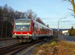 br-628-928-4/479632/der-dieseltriebzug-928-226--628 
Der Dieseltriebzug 928 226 / 628 226 (95 80 0928 226-9 D-DB / 95 80 0628 226-2 D-DB) der Kurhessenbahn (DB Regio) als RB 94 'Obere Lahntalbahn' (Umlauf RB 23168), erreicht am 06.02.2016 Steuerwagen voraus nun bald den Zielbahnhof Erndtebrück. Er fährt auf der KBS 623 'Obere Lahntalbahn' die Verbindung Marburg(Lahn) - Biedenkopf - Bad Laasphe - Erndtebrück.

Der Triebzug wurde 1988 von der DUEWAG (Düsseldorfer Waggonfabrik AG, ehemals Waggonbau Uerdingen) unter den Fabriknummern 88681 und 88680 gebaut. 

Deutlich kann man erkennen das dies ein Dieseltriebwagen der BR 628.2/928.2 ist, diese haben noch in dem unteren Bereich der Türen Fensterscheiben, diese wurden bei der Nachfolgebaureihe 628.4 weggelassen, da sie oft durch Steinschlag zu Bruch gingen. Auch sind die Züge der BR 628.2/928.2 um einen Meter kürzer als die der 628.4/928.24. Zudem ist die Leistung des Motors um 20% geringer, da diese noch keine Ladeluftkühlung besitzen.

TECHNISCHE DATEN:
Spurweite: 1.435 mm (Normalspur)
Achsformel: 2'B' + 2'2'
Gattungszeichen: BD (Triebwagen) / ABD (Steuerwagen)
Leistung: 410 kW (560 PS)
Motor: wassergekühlter V12-Zylinder Daimler-Benz Unterflur-Dieselmotor vom Typ DB OM 444 A
Höchstgeschwindigkeit: 120 km/h
Leistungsübertragung: dieselhydraulisch
Eigengewicht: 76 t (BD 38t und ABD 28 t)
Länge über Puffer: 45.400 mm
Drehzapfenabstände: 15.100 mm / 6.700 mm / 15.100 mm
Achsabstand im Drehgestell: 1.900 mm
Fußbodenhöhe über SO: 1.210 mm
Trieb- und Laufraddurchmesser : 770 mm
kleinster befahrbarer Gleisbogenhalbmesser: R 125 m
Sitzplätze: 10 (in der 1.Klasse) / 133 (in der 2. Klasse)

