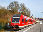 Der Dieseltriebwagen mit Neigetechnik 612 981 / 612 481 (95 80 0612 981-0 D-DB / 95 80 0612 481-1 D-DB), ein Bombardier  RegioSwinger  der DB Regio Bayern, ex DB 612 181-8 / 612 181-8 am 27.03.2015, als RE von Lichtenfels nach Nrnberg, beim Halt im Bahnhof Trebgast.

Der Zweiteilige Dieseltriebzug wurde 2003 von Bombardier unter den Fabriknummern 24172 / 24171 gebaut. Dieser VT 612 ist einer von den 17 ehemaligen „Fernverkehrs-RegioSwinger“, und hatte das IC-Farbschema.

Neigetechnik
Der VT 612 ist ein zweiteiliger Dieseltriebzug mit Neigetechnik. Die Neigetechnik erlaubt das bogenschnelle Fahren. Durch das bogenschnelle Fahren kann die Geschwindigkeit im Vergleich zu „herkmmlichen“ Schienenfahrzeugen in kurvenreichen Strecken wesentlich erhht werden, da sich das Fahrzeug bis zu 8 Grad neigen kann. hnlich wie ein serpentinenpassierender Motorradfahrer durchfhrt der Zug die Kurve, was erhebliche Fahrzeitverkrzung mglich macht. Voraussetzung hierfr ist jedoch nicht nur die Fahrzeugtechnik, sondern auch umfangreiche technische Anpassungen an den Gleis- und Signalanlagen entlang der Strecke und den Bahnhfen.

Im Dezember 2015 wurde bei einem Fahrzeug der Baureihe 612 ein technischer Fehler in einem Bauteil des Neigetechnik-Antriebs gefunden. Aufgrund dessen wurde die Neigetechnik zum 19. Dezember 2015 bei den Baureihen 611 und 612 vorbergehend abgeschaltet und sie verkehrten mit konventioneller Kurvengeschwindigkeit. Das Bauteil wurde gegen ein entsprechend gendertes bzw. verstrktes Bauteil ausgetuscht. Die Triebzge mit dem neuen Teil drfen wieder mit Neigetechnik, man kann sie sehr gut an dem runden blauen Aufkleber in der Windschutzscheibe erkennen.

Der Antrieb erfolgt durch zwei Cummins QSK-19 6-Zylinder-Diesel- Reihenmotore, die Kraftbertragung erfolgt hydraulisch ber ein Strmungsgetriebe (Antrieb diesel-hydraulisch).

Technische Daten:
Spurweite: 1.435 mm (Normalspur)
Achsformel: 2’B’+ B’2’
Lnge ber Kupplung (Scharfenberg): 51.750 mm
Drehgestellachsstand: 	2.450 mm
Hhe: 4.124 mm
Breite: 2.852 mm
Treibrad- und Laufraddurchmesser: 890 mm
Eigengewicht: 93 t
Dienstgewicht: 116 t
Motorleistung: 2x 560 kW
Hchstgeschwindigkeit: 160 km/h
Sitzpltze: 146 
Fubodenhhe: 1.290 mm
