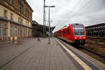 br-612-regioswinger-2/812102/der-dieseltriebwagen-mit-neigetechnik-612-482 Der Dieseltriebwagen mit Neigetechnik 612 482 / 612 982 (95 80 0612 482-9 D-DB / 95 80 0612 982-8 D-DB), ein Bombardier 'RegioSwinger' der DB Regio Bayern, hat als RE 35 „Main-Saale-Express“ (Bamberg – Lichtenfels –Hof), am 17.04.2023 seinen Zielbahnhof Hof erreicht.

Der Triebzug wurde 2003 von Bombardier unter den Fabriknummer 24173 und 24174 gebaut.

Die Fahrzeuge der Baureihe 612 sind Neigetechnik-Nahverkehrsdieseltriebwagen der Deutschen Bahn. Die Fahrzeuge werden vor allem als Regional-Express und Interregio-Express auf bogenreichen Strecken eingesetzt. Der Hersteller Bombardier Transportation bezeichnet die Fahrzeuge als RegioSwinger.