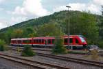 
Mein erster Coradia LINT 54 hat sich noch etwas vor mir versteckt....
Hier ist am 28.08.2014 der zweiteilige Dieseltriebzug Coradia LINT 54 – 622 516 / 622 016 (95 80 0 622 516-2 S-DB / 95 80 0622 016-3 D-DB) der DB Regio (VAREO), beim Bahnhof Dieringhausen abgestellt. 

Die Dieseltriebwagen Coradia LINT 54 wurden von  ALSTOM Transport Deutschland GmbH in Salzgitter entwickelt und gebaut, diese ist Baujahr 2014. Der Triebwagen besteht aus bestehen aus zwei Wagenteilen, die jeweils auf zwei Enddrehgestellen ruhen. Motorisiert ist der Triebzug durch drei Dieselmotoren mit einer Leistung von je 390 kW.

TECHNISCHE DATEN:
Spurweite: 1.435 mm
Achsfolge: B’2’+B’B’
Fahrzeuglnge ber Kupplung:  54.270 mm
Fahrzeugbreite: 2.750 mm
Maximale Fahrzeughhe (ber SO):  4.310 mm
Einstieghhe (ber SO): ca. 800 mm 
Minimaler befahrbarer Radius Werkstatt/Betrieb: 100/125 m
Installierte Motorleistung: 3x390 kW
Leistungsbertragung: mechanisch
Hchstgeschwindigkeit: 140 km/h 
Eigengewicht: ca. 98 t
Maximale Radsatzlast bei Fahrzeughchstgewicht: ca. 18 t
Sitzpltze: 180
Stehpltze ca. : 170