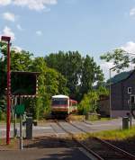 Der Dieseltriebzug 928 677-4 / 628 677-7 Daadetalbahn der Westerwaldbahn (WEBA) fhrt am 06.07.2013 vom Haltepunkt Alsdorf nun weiter in Richtung Daaden..